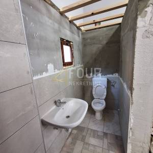 Opatija, Pobri, poslovni objekt 256m2 na parceli 1.116m2