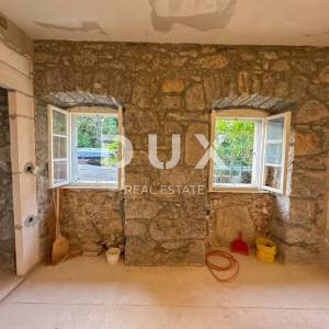 OPATIJA, POBRI - prizemlje od 120 m2 za adaptaciju, pogled na more i veliki vrt