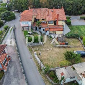 OPATIJA, POBRI - prizemlje od 120 m2 za adaptaciju, pogled na more i veliki vrt