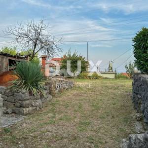 OPATIJA, POBRI - prizemlje od 120 m2 za adaptaciju, pogled na more i veliki vrt