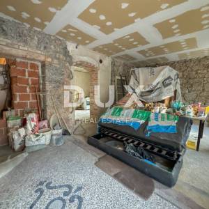 OPATIJA, POBRI - prizemlje od 120 m2 za adaptaciju, pogled na more i veliki vrt
