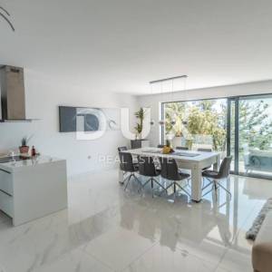 OPATiJA, POBRI- villa 500m2 s panoramskim pogledom na more i bazenom na krovu + okoliš 800m2