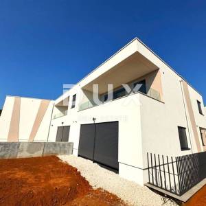 OPATIJA, POBRI - villa  u nizu 218m2 s pogledom na more + uređena okućnica 250m2