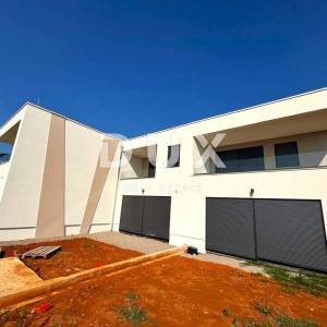 OPATIJA, POBRI - villa  u nizu 218m2 s pogledom na more + uređena okućnica 250m2