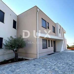OPATIJA, POBRI - villa  u nizu 218m2 s pogledom na more + uređena okućnica 250m2