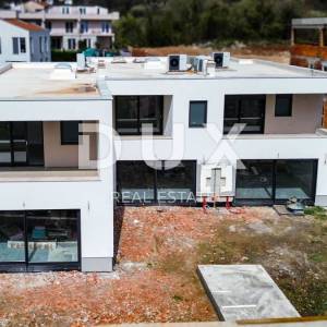 OPATIJA, POBRI - Villa u nizu 179m2 s pogledom na more + uređena okućnica 250m2