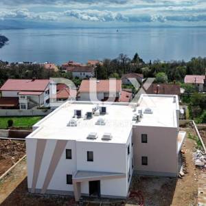 OPATIJA, POBRI - Villa u nizu 179m2 s pogledom na more + uređena okućnica 250m2