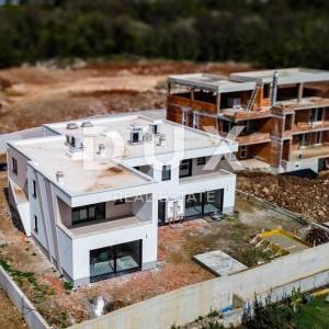 OPATIJA, POBRI - Villa u nizu 179m2 s pogledom na more + uređena okućnica 250m2