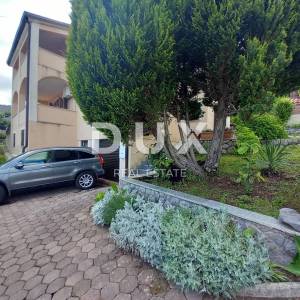 OPATIJA, POLJANE - Prekrasna samostojeća kuća s bazenom, garažom i pogledom na more