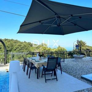 OPATIJA, POLJANE - Prekrasna vila s bazenom i pogledom na more na osami, blizina Opatije