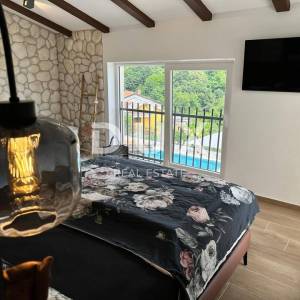 OPATIJA, POLJANE - Prekrasna vila s bazenom i pogledom na more na osami, blizina Opatije