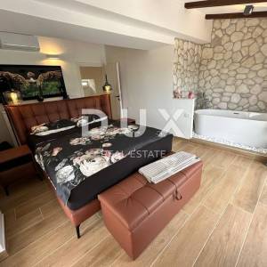 OPATIJA, POLJANE - Prekrasna vila s bazenom i pogledom na more na osami, blizina Opatije