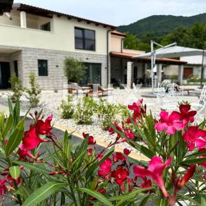 OPATIJA, POLJANE - Prekrasna vila s bazenom i pogledom na more na osami, blizina Opatije