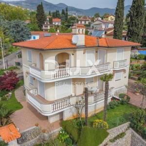 OPATIJA - prekrasna vila 200 metara od plaže s panoramskim pogledom na more i bogatom okućnicom