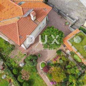 OPATIJA - prekrasna vila 200 metara od plaže s panoramskim pogledom na more i bogatom okućnicom