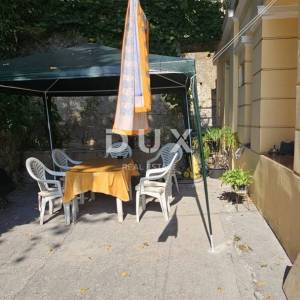 OPATIJA - Prostrani stan s pogledom u secesijskoj vili s puno potencijala, 152m2