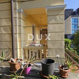 OPATIJA - Prostrani stan s pogledom u secesijskoj vili s puno potencijala, 152m2