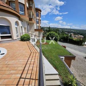 OPATIJA - stan 3S+DB 150m2 s pogledom na more i bazenom + okoliš 250m2