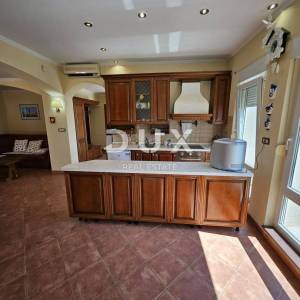 OPATIJA - stan 3S+DB 150m2 s pogledom na more i bazenom + okoliš 250m2