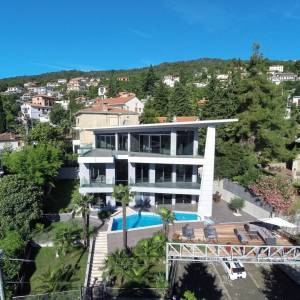 OPATIJA vila u samom centru sa tri potpuno odvojene stambene jedinice, bazenom i sunčalištem