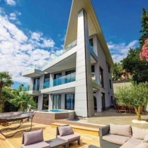 OPATIJA vila u samom centru sa tri potpuno odvojene stambene jedinice, bazenom i sunčalištem