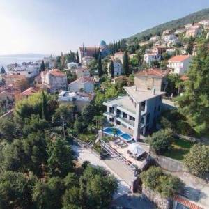 OPATIJA vila u samom centru sa tri potpuno odvojene stambene jedinice, bazenom i sunčalištem