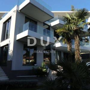OPATIJA vila u samom centru sa tri potpuno odvojene stambene jedinice, bazenom i sunčalištem