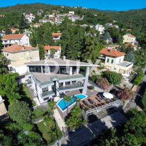 OPATIJA vila u samom centru sa tri potpuno odvojene stambene jedinice, bazenom i sunčalištem