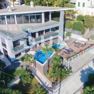 OPATIJA vila u samom centru sa tri potpuno odvojene stambene jedinice, bazenom i sunčalištem
