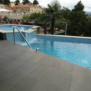 OPATIJA vila u samom centru sa tri potpuno odvojene stambene jedinice, bazenom i sunčalištem