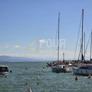 Opatija, Volosko, kuća na izvrsnoj poziciji - 1. red do mora!