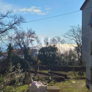 OPATIJA, VOLOSKO - samostojeća kuća s velikim potencijalom u blizini mora i Opatije