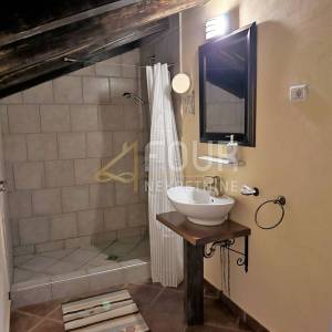 Opatijsko zaleđe, imanje na obroncima Učke s 3 kamene kuće i bazenom