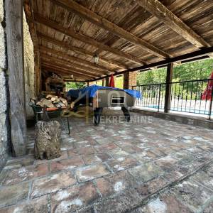 Opatijsko zaleđe, imanje na obroncima Učke s 3 kamene kuće i bazenom