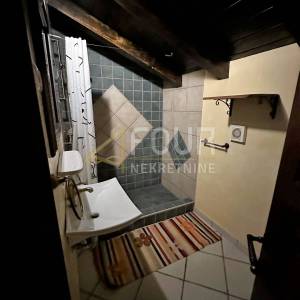 Opatijsko zaleđe, imanje na obroncima Učke s 3 kamene kuće i bazenom