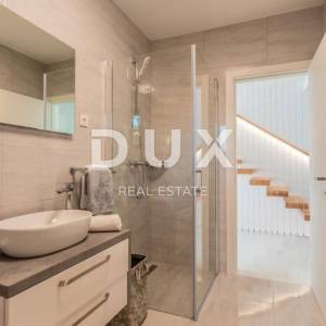 OPATUJA, POBRI-dvojna villa 250m2 s panoramskim pogledom na more i 2 bazena na krovu + okoliš 400m2