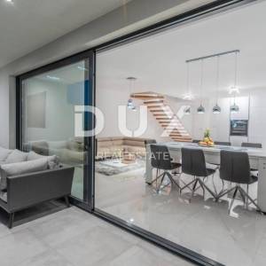 OPATUJA, POBRI-dvojna villa 250m2 s panoramskim pogledom na more i 2 bazena na krovu + okoliš 400m2
