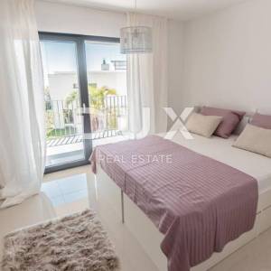 OPATUJA, POBRI-dvojna villa 250m2 s panoramskim pogledom na more i 2 bazena na krovu + okoliš 400m2