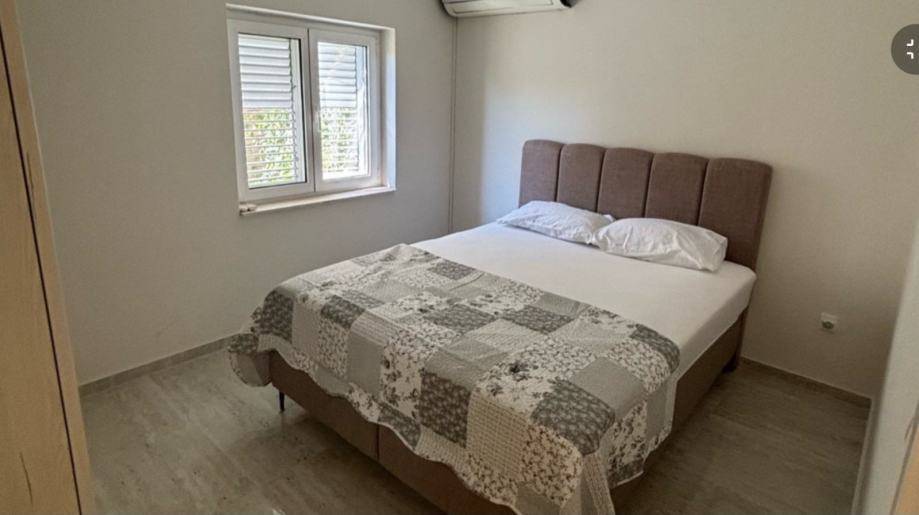 OREBIĆ, NOVOUREĐEN 3-SOBNI APARTMAN 88 m2 + TERASA + PARKIRNO MJESTO