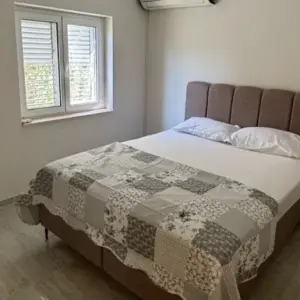 OREBIĆ, NOVOUREĐEN 3-SOBNI APARTMAN 88 m2 + TERASA + PARKIRNO MJESTO