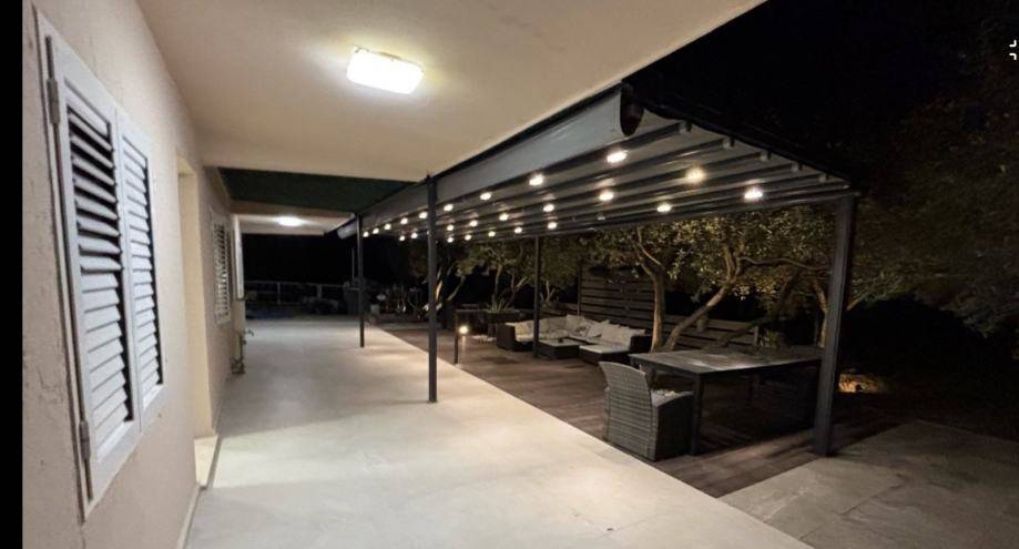OREBIĆ, NOVOUREĐENA 2 APARTMANA 58 m2 i 88 m2 SA TERASOM I MASLINIKOM