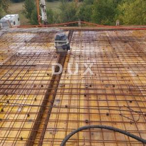 OTOČAC, BRINJE - Kuća u roh-bau fazi s 42.800 m2 okućnice
