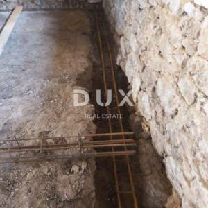 OTOČAC, BRINJE - Kuća u roh-bau fazi s 42.800 m2 okućnice