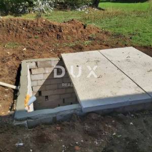 OTOČAC, BRINJE - Kuća u roh-bau fazi s 42.800 m2 okućnice
