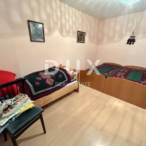 OTOČAC - Kuća s prostranom okućnicom i 2 gradilišta