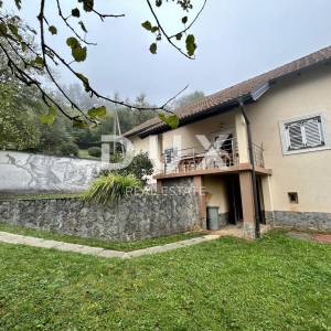 OTOČAC - Kuća s prostranom okućnicom i 2 gradilišta
