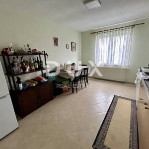 OTOČAC - Kuća s prostranom okućnicom i 2 gradilišta