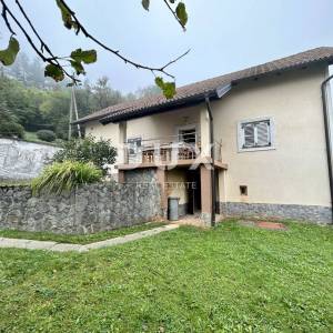 OTOČAC - Kuća s prostranom okućnicom i 2 gradilišta