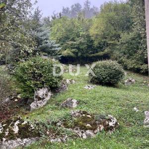 OTOČAC - Kuća s prostranom okućnicom i 2 gradilišta