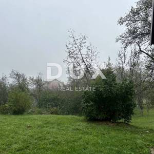 OTOČAC - Kuća s prostranom okućnicom i 2 gradilišta